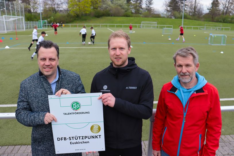 Zum 20-jährigen Bestehen der Zusammenarbeit zwischen Stadt und DFB wurde eine Plakette am Erftstadion Stadion angebracht.