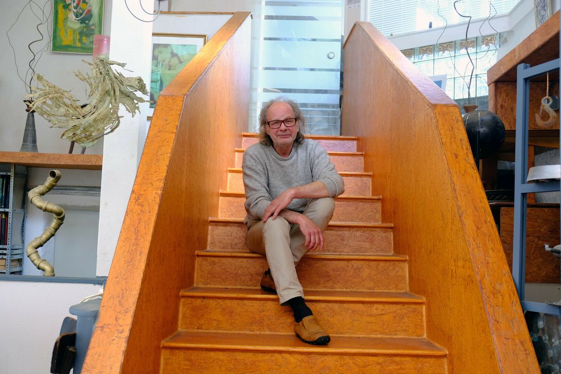 Peter Sußner und das alte Kesselhaus an Dreistegen:  In dem ehemaligen Fabrikgebäude  befindet sich seit 20 Jahren  das Atelier und die Arte Scienza Kunstfabrik.