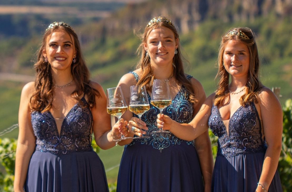 Lena Hein, Saar-Obermosel-Weinkönigin 2022/2023 (Mitte) mit den Weinprinzessinnen Lara Kockelmann &amp; Louisa Befort