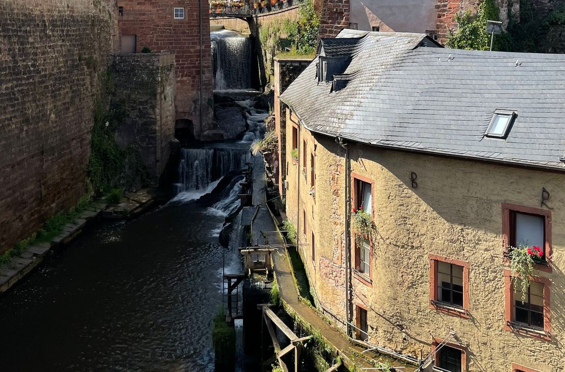Seit 1894 befindet sich die Mühle, im Zentrum der historischen Altstadt Saarburgs gelegen, im Besitz der Familie Hackenberger.