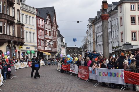 Rosenmontag auf dem Hauptmarkt Trier