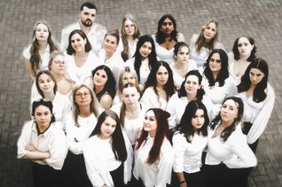 Das Ensemble von „It’s a Woman’s World“ feiert am 24. Oktober Premiere in der Hochwaldhalle Hermeskeil