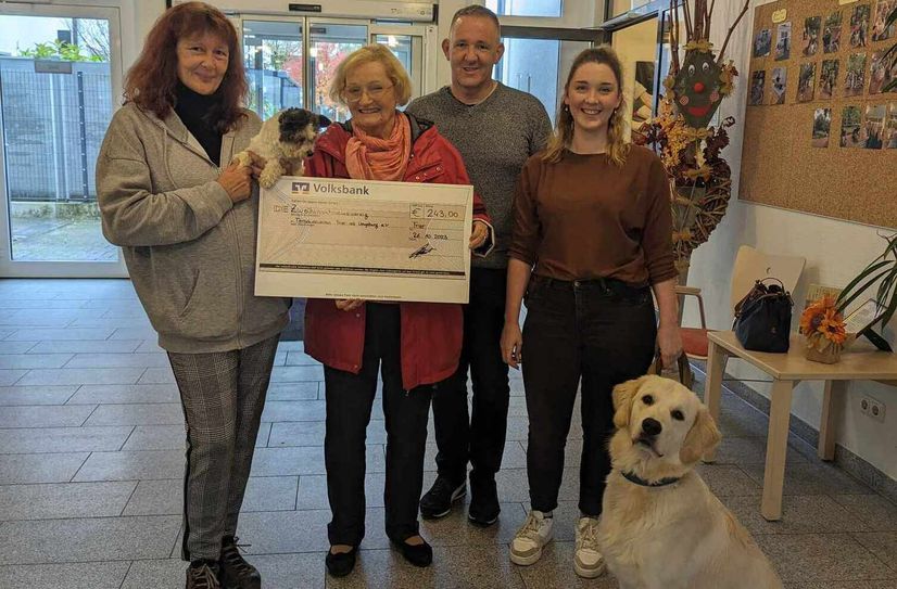 (v.l.n.r.): ) Frau Orth mit ihrem Hund Hagrig, Frau Krück, die erst Vorsitzende des Vorstands, sowie die Pflegedienstleitung Herr Gerhard, stellvertretende Sozialdienstleitung Frau Keilhauer und angehender Therapiehund Dobby