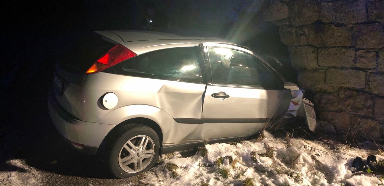 Der Mann prallte mit seinem Auto gegen eine Garagenmauer.