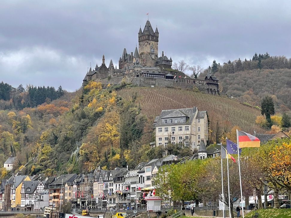 Das ehemalige Gymnasium in Cochem hoch über den Häusern der Stadt und am Fuße der Reichsburg.
