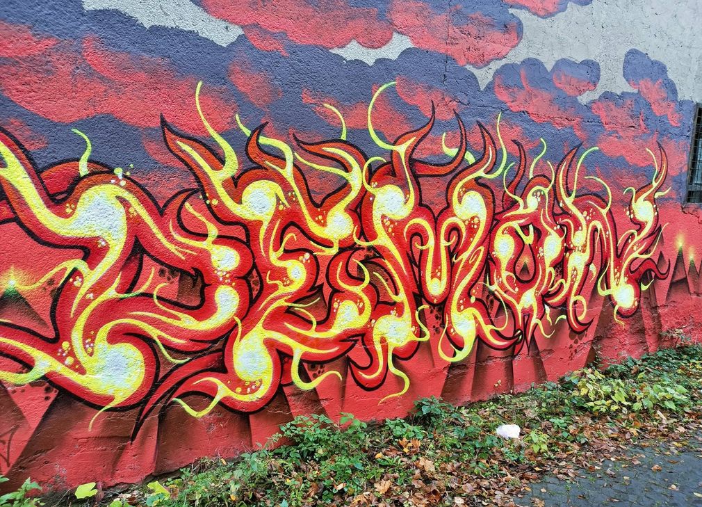 Feurige Ornamente stellen eine aktive Vulkanlandschaft dar.