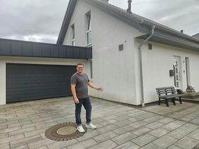 WochenSpiegel-Mitarbeiter Alexander Ott an der Stelle, wo eigentlich sein Auto stehen sollte.