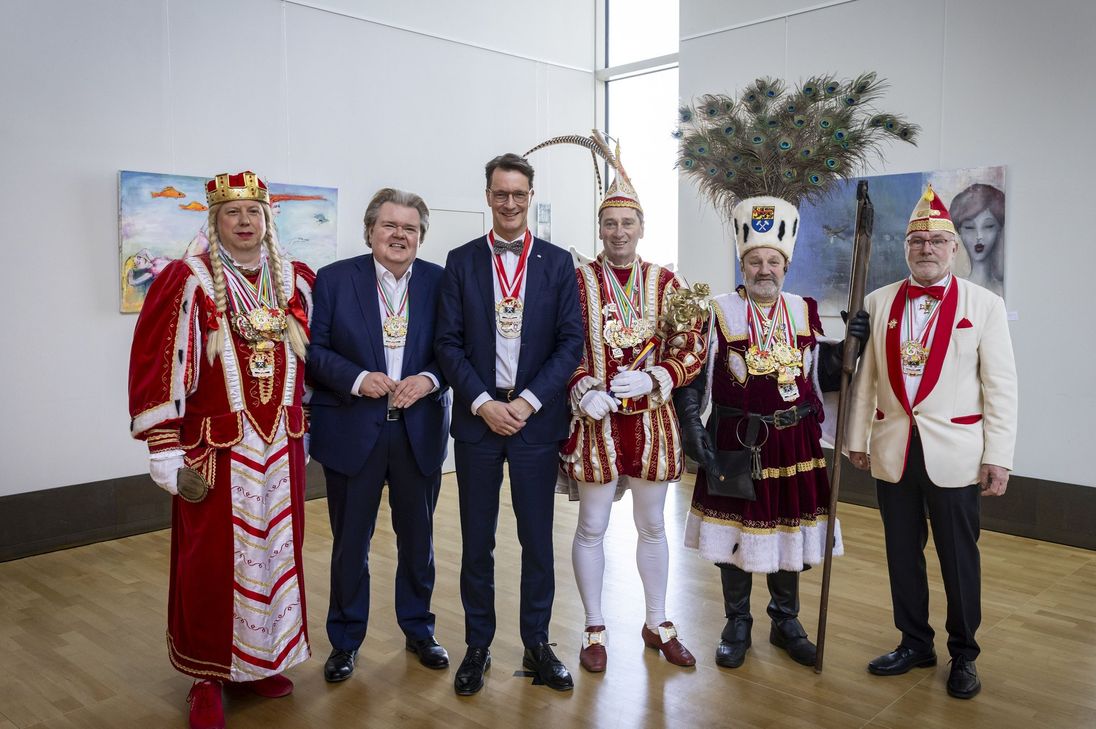 Aus den Händen von Hendrik Wüst (3.v.li.) und Klaus Voussem (2.v.li.) erhielt das Mechernicher Dreigestirn den Sessionsorden des NRW-Ministerpräsidenten.