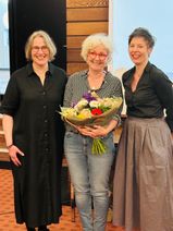 Große Freude bei der Preisverleihung: Die Preisträgerin Monika Lauer erhält im Beisein von Astrid Günther, Gleichstellungsbeauftragte des Kreises Euskirchen, und der stellvertretenden Landrätin Annegret Lewak den Margaretha-Linnery-Preis.