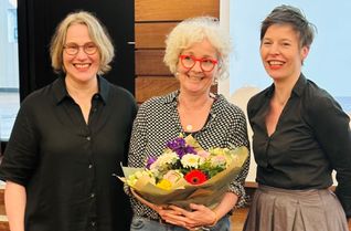 Große Freude bei der Preisverleihung: Die Preisträgerin Monika Lauer erhält im Beisein von Astrid Günther, Gleichstellungsbeauftragte des Kreises Euskirchen, und der stellvertretenden Landrätin Annegret Lewak den Margaretha-Linnery-Preis.