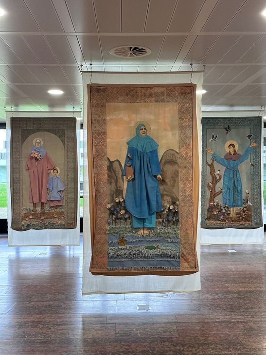 Die Ausstellung „Ikonen des Möglichen“ beeindruckt mit
großformatigen textilen Kunstwerken und bildete den feierlichen Rahmen für
die Verleihung des Margaretha-Linnery-Preises.