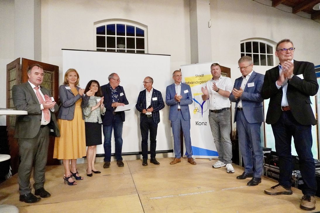 Foto (v.l.n.r.): Matthias Schwalbach (Handwerkskammer Trier), Silvia Menzel (Sparkasse Trier), Barbara Musche (Volvo Construction Equipment), Moderator Thomas Vatheuer, Bürgermeister Joachim Weber, Albrecht Ehses (IHK Trier), Stephan Holbach (ehemaliges Stadtmarketing), Alfons Jochem (Volksbank Trier), Jürgen Thelen (Firma Elenz)