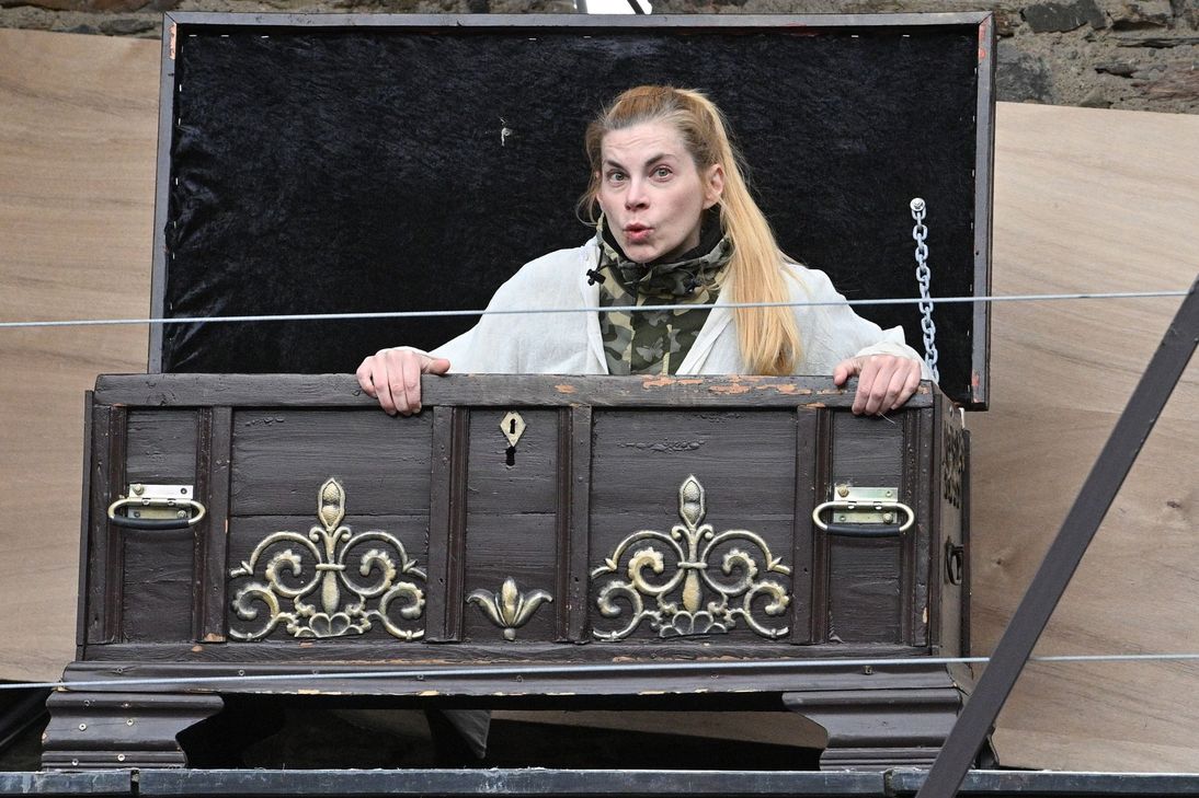 Magischer Theatermoment: Mit der Premiere von "Das kleine Gespenst" starten die Burgfestspiele Mayen 2025 offiziell.