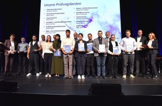 Die Prüfungsbesten bei der Meisterfeier der Handwerkskammer Trier in der Bitburger Stadthalle.