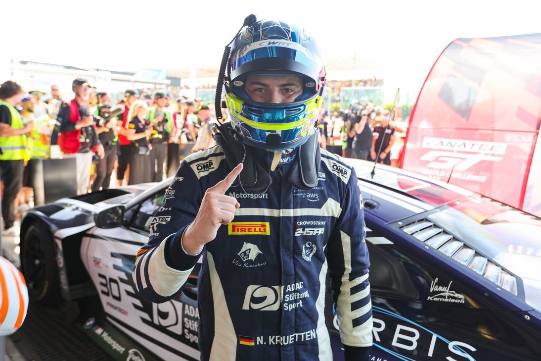 Der Trierer Niklas Krütten ist begeisterer Rennfahrer. Bereits mit 20 Jahren hat er einige Trophäen in seinem Regal stehen.