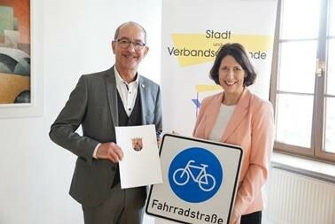 Bürgermeister Joachim Weber erhält Fördermittelbescheid über rund 1,4 Mio. € für Radinfrastruktur von Ministerin Daniela Schmitt.