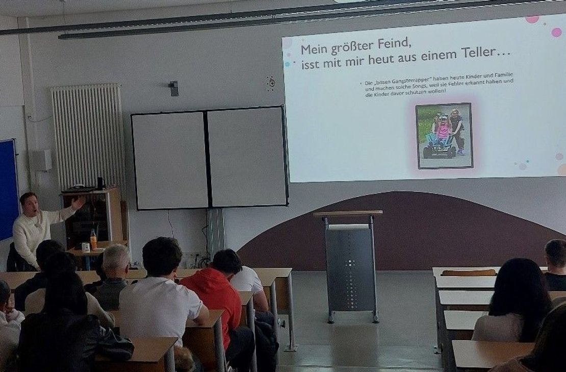 Christoph Rickels in der Clara Viebig Realschule plus: Mit „First Togetherness“ hat er nich nur seine Bestimmung gefunden, sondern auch ein kraftvolles Werkzeug zur Gewaltprävention geschaffen, das Jugendliche in ihrem Alltag erreicht und zum Nachdenken anregt.