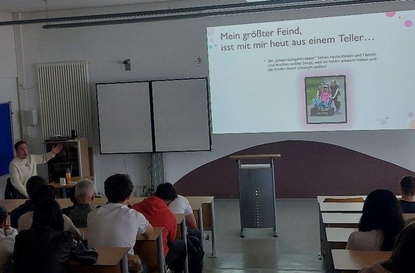 Christoph Rickels in der Clara Viebig Realschule plus: Mit „First Togetherness“ hat er nich nur seine Bestimmung gefunden, sondern auch ein kraftvolles Werkzeug zur Gewaltprävention geschaffen, das Jugendliche in ihrem Alltag erreicht und zum Nachdenken anregt.