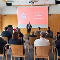 Der Vorstandsvorsitzende der Kreissparkasse Ahrweiler, Guido Mombauer, heißt alle Teilnehmerinnen und Teilnehmer herzlich willkommen.