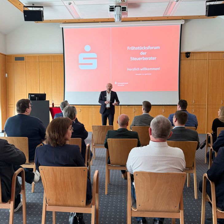 Der Vorstandsvorsitzende der Kreissparkasse Ahrweiler, Guido Mombauer, heißt alle Teilnehmerinnen und Teilnehmer herzlich willkommen.