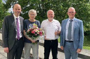Von links: Landrat Volker Boch, Marlies Wagner, Wolfgang Wagner und der Bürgermeister der Verbandsgemeinde Kastellaun, Christian Keimer.