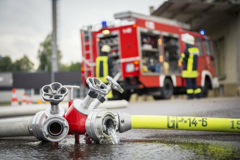 Freiwillige Feuerwehren aus der ganzen Region waren bei einem Wohnhausbrand in Kaisersesch im Einsatz.