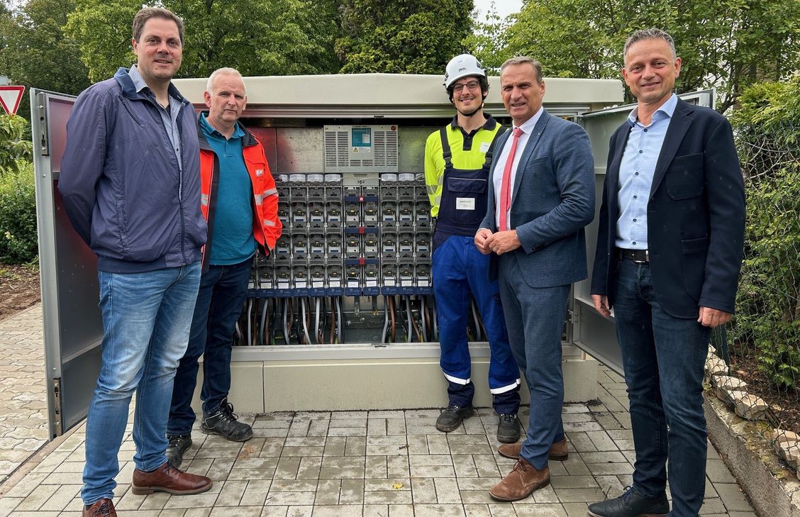 (v.l.): Martin Kurzweil, Michal Latz,  Michael Schneider,  Bürgermeister Joachim Rodenkirch und Marco Felten, Regionalmanager- Leiter Region Trier - Westenergie.