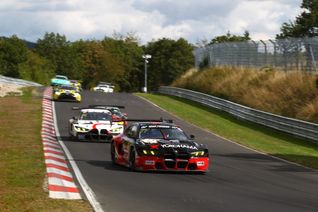 Schubert Motorsport sicherte sich den Gesamtsieg beim achten Lauf der ADAC RAVENOL Nürburgring Langstrecken-Serie.