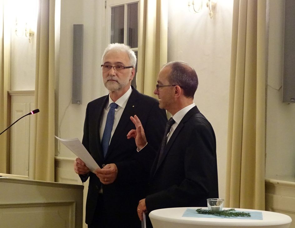 Karl-Heinz Frieden (links) nimmt Joachim Weber den Eid zur Amtseinführung ab. Foto: Mohsmann
