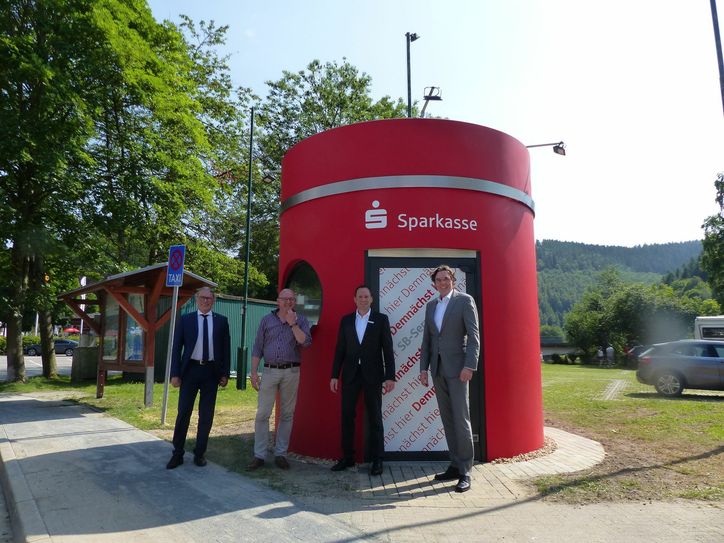 Ein schicker und offensichtlich einbruchssicherer Geldautomat wurde nun in Einruhr aufgestellt und soll Anfang August in Betrieb gehen. Norbert Laufs (v.r.), Daniel Wergen, Christoph Poschen und Bernd Goffart nahmen den schicken Pavillon schon einmal in Augenschein. Foto: Hoffmann