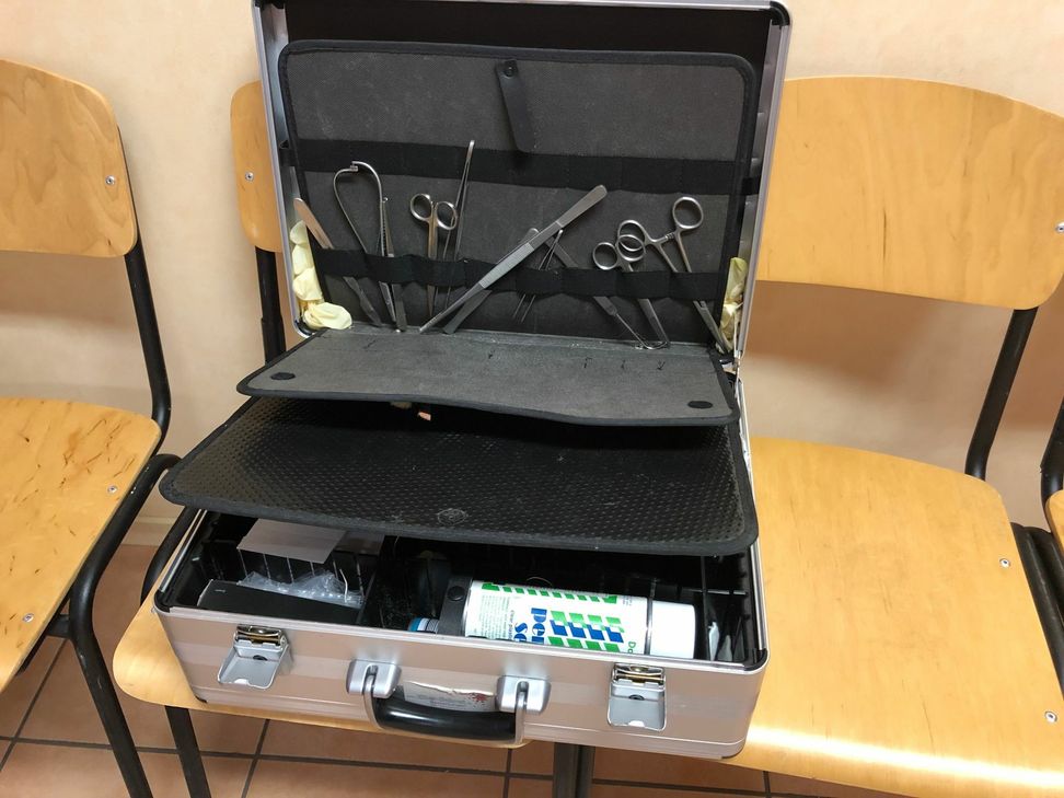 ... und die richtigen Utensilien müssen dazu vorhaben sein. Ein Bestatterkoffer beinhaltet u.a. Schminkpinsel, Feuchtigkeitscreme und Pflaster. Foto: J.Urban