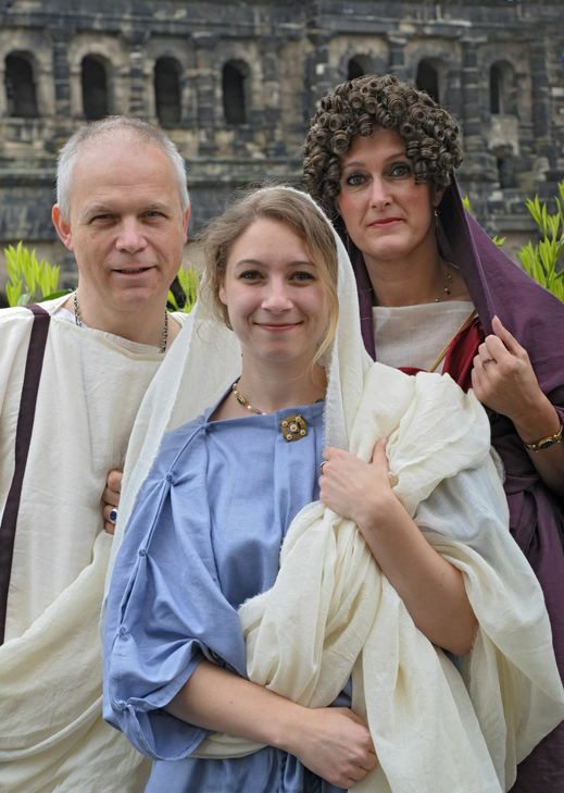 Familie in römischer Gewandung vor der Porta Nigra. Foto: GDKE/ Rheinisches Landesmuseum Trier, Thomas Zühmer