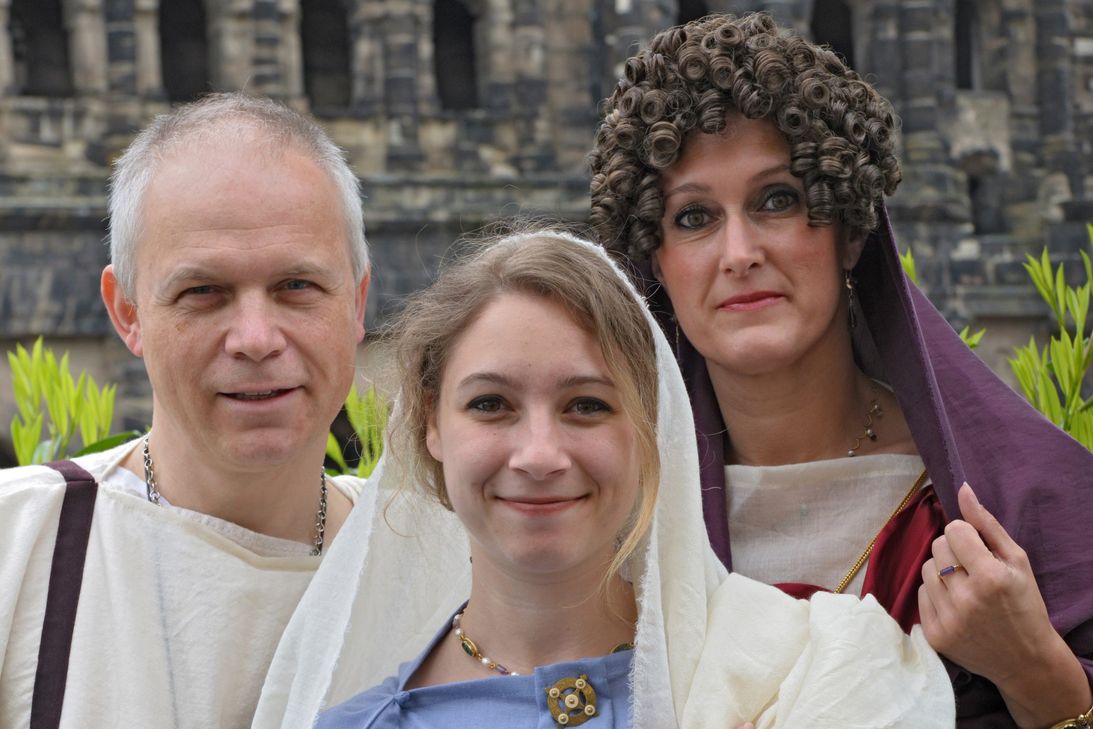 Familie in römischer Gewandung vor der Porta Nigra. Foto: GDKE/ Rheinisches Landesmuseum Trier, Thomas Zühmer