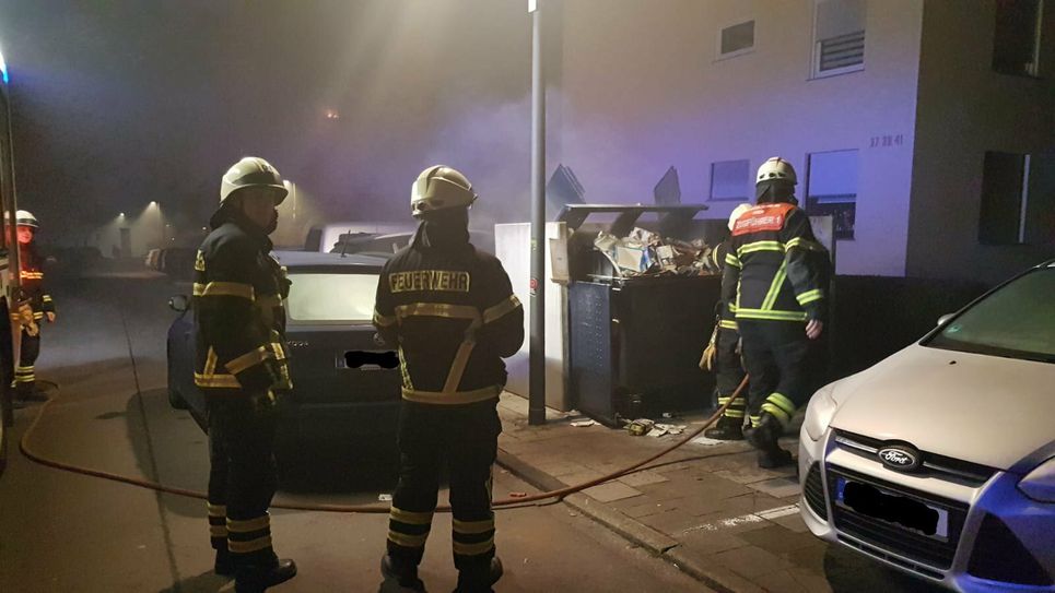 Die Feuerwehr rückte zu mehreren Einsätzen aus. In der Georg-Schäffler Straße verfehlte ein Feuerwerkskörper sein Ziel und setzte den Müll in Brand. Anwohner konnten das Feuer noch vor eintreffen der Feuerwehr unter Kontrolle bringen. Foto: WSTV
