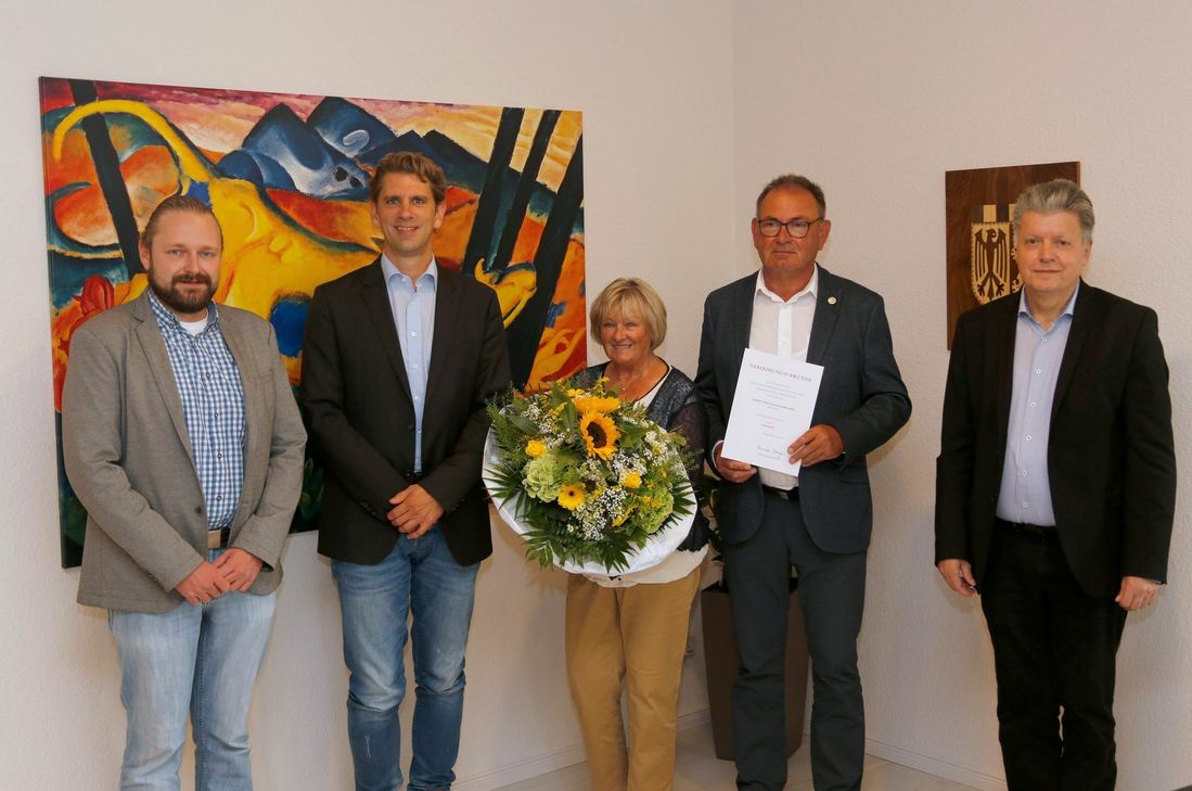 V.l.: Johannes Link, Dr. Marlon Bröhr, Christa und Erich Krautkrämer sowie Dr. Walter Bersch bei der Ehrung. (Foto: Kreisverwaltung)