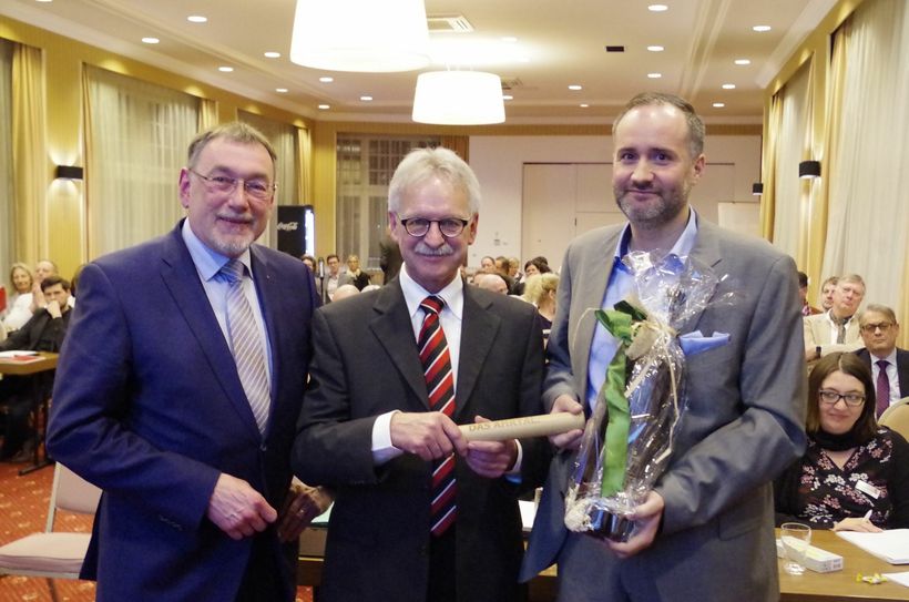 Christian Lindner (r.) übernahm den Staaffelstab des Vorsitzenden von Maternus Fiedler (M.). Andreas Wittpohl ist als Geschäftsführer des "Ahrtal Tourismus Bad Neuenahr-Ahrweiler" tätig. Foto: Mager