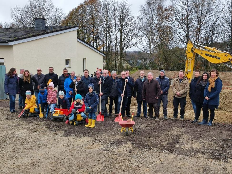 Auch die Kinder griffen gemeinsam mit den Erwachsenen zum Spielzeug-Spaten und -Bagger und packten mit an.