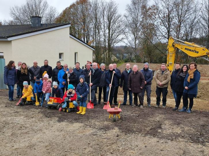 Auch die Kinder griffen gemeinsam mit den Erwachsenen zum Spielzeug-Spaten und -Bagger und packten mit an.