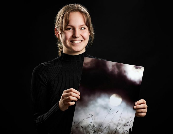 Lisa Heinrichs mit ihrem Siegerfoto aus dem Jahr 2016. Foto: Fotostudio Nieder