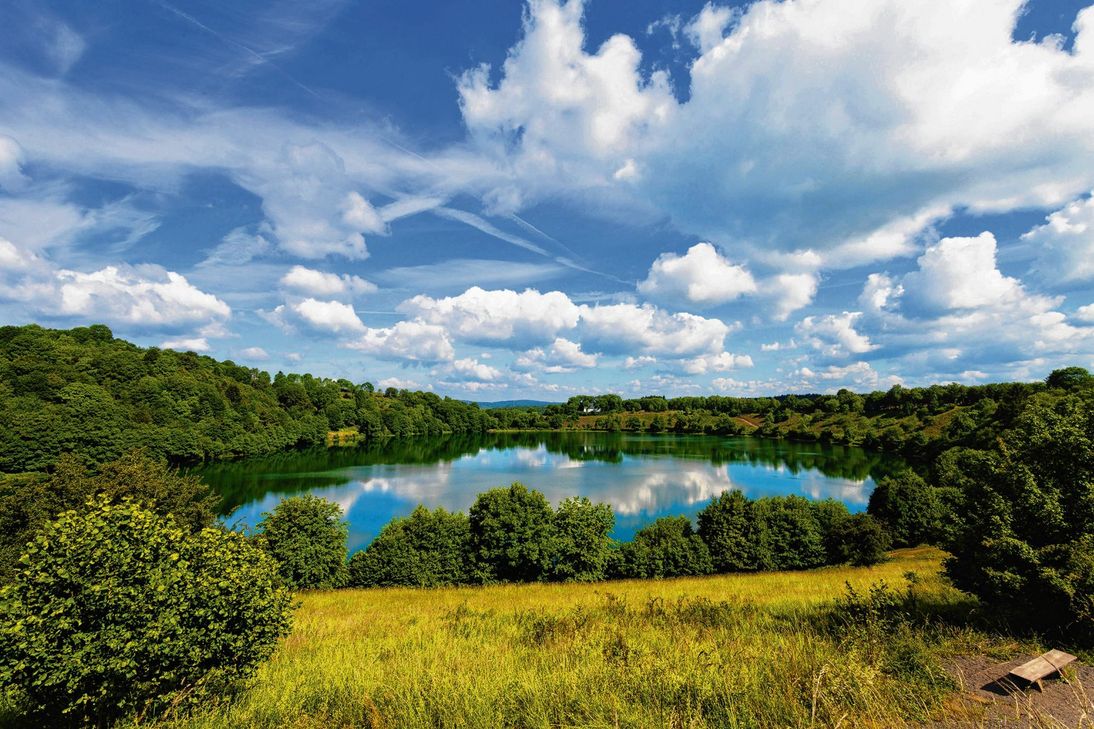Auch die Dauner Maare gehören zu den Glücksorten der Autorin Angelika Koch. Foto: W. Schomberg