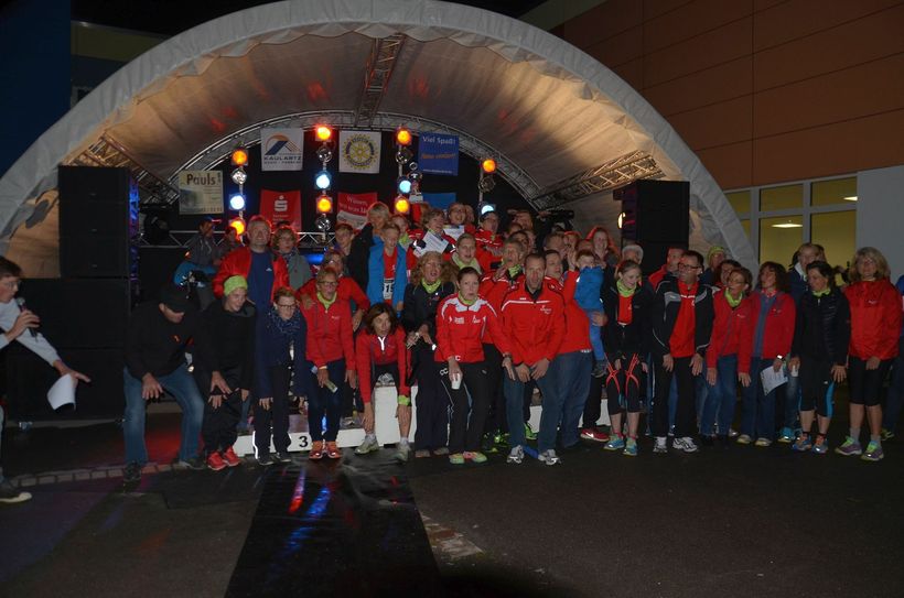 Fast schon traditionell stellte die Sparkasse Aachen beim Nordeifeler Businessrun das größte Starterfeld - 70 Athleten gingen im roten Jersey laufend und walkend auf die Strecke.