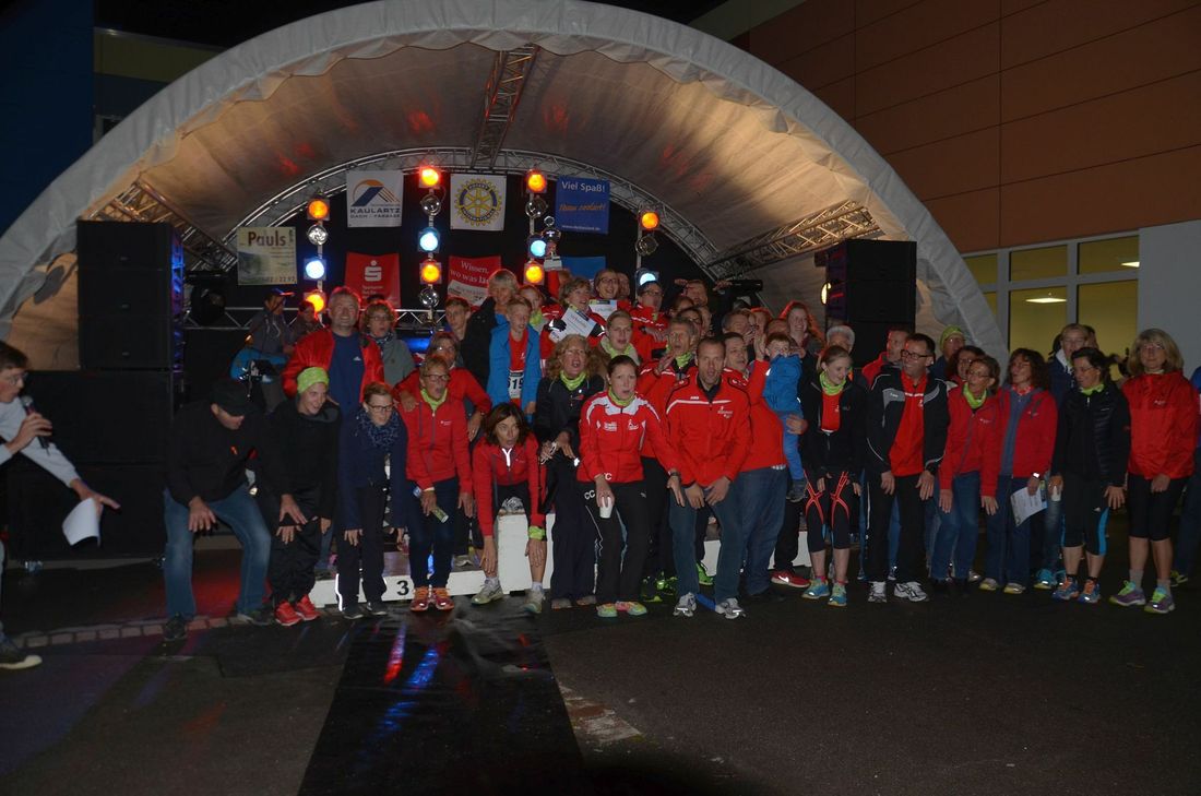 Fast schon traditionell stellte die Sparkasse Aachen beim Nordeifeler Businessrun das größte Starterfeld - 70 Athleten gingen im roten Jersey laufend und walkend auf die Strecke.