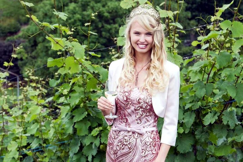 Katja I., designierte Trierer Weinkönigin, freut sich auf den Krönungsabend am Mittwoch, 1. August, im Klostergarten...