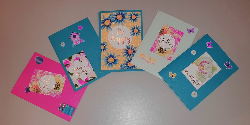 Drei Mädchen aus Hermeskeil kamen auf die Idee an die Bewohner und das Personal des Altenheims St. Klara selbstgebastelte Karten mit liebevollen Texten zu versenden. Foto: Corina Arm