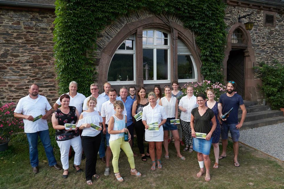 Die beteiligten Winzer und die Organisatoren vor der historischen Kulisse des Weingutes Würtzberg in Serrig Foto: Willems