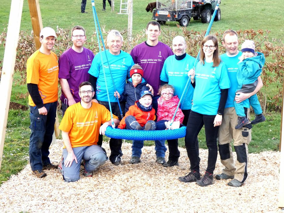 Die fleißigen Helfer und Julia Locker (3. v. r.) sind stolz auf die neuen Spielgeräte.