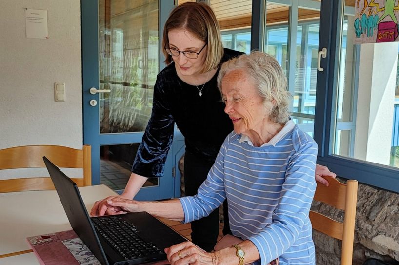 Ein Problem mit dem Drucker führte Hannah Killmann aus Gemünd und Dr. Christa Marmann aus Kall zusammen. Beide freuten sich »einen netten Menschen kennengelernt zu haben.«