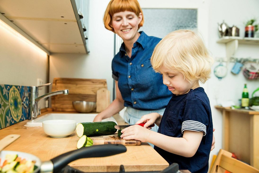 In Corona-Zeiten haben viele Deutsche regionale Produkte und das gemeinsame Kochen und Essen lieben gelernt. Fleisch kommt dabei seltener auf den Tisch als noch vor fünf Jahren. Foto: Imago/ Westend61