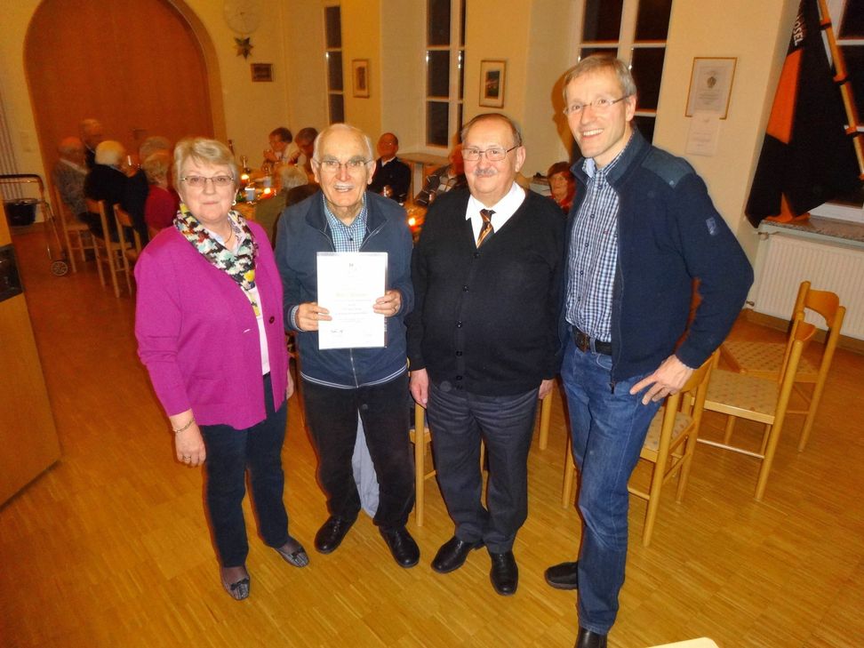 Die Vorsitzende Anni Görgen (v. l.), Hans Pargen, Diakon Otto Gerhard und der Präses, Pastor Paul Diederichs, bei der Übergabe der Urkunde für 60-jährige Mitgliedschaft.
