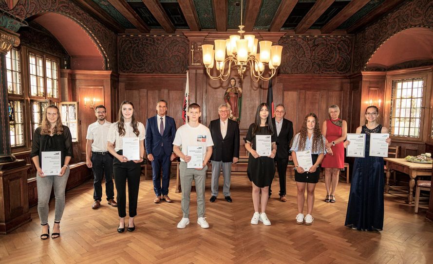 Vordere Reihe (v.l.): Jule Heinzelmann, Sophie Falkenburg, Lucian Andonii, Serap Yigit, Zoe Ludwig, Marie Hermanns; hinten (v.l.):  Patrick Clemens, Joachim Rodenkirch, Wolfgang Groß-Elsen, Volker Groß, Christine Jöntgen. Foto: TreeState